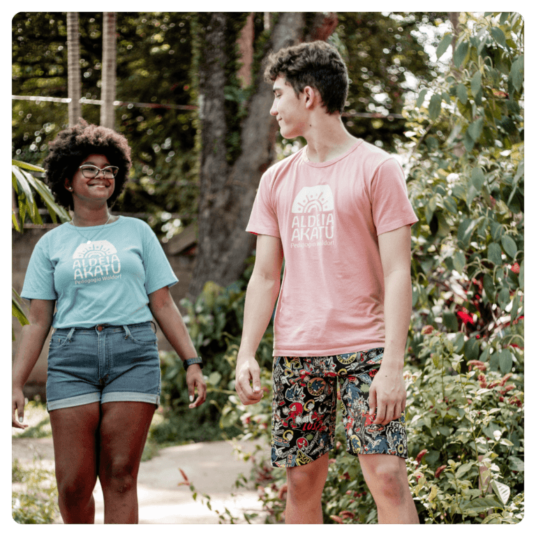 Dois estudantes conversando no jardim da escola