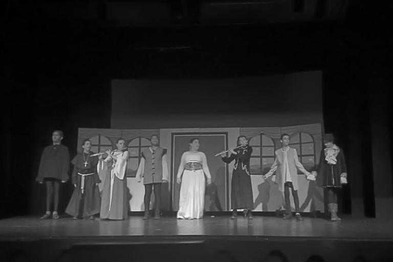 Alunos do 8º ano em cena durante a apresentação de teatro